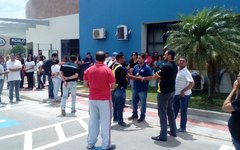 Servidores invadem prédio do Centro Administrativo Municipal 