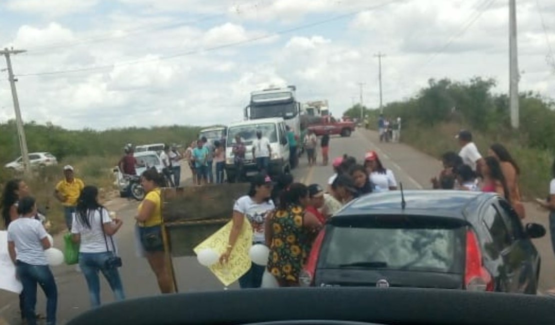 Parentes de reeducandos protestam por retorno de visitas no Presídio do Agreste