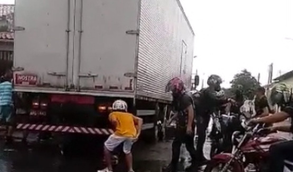 [Vídeo] Motociclista fica preso embaixo de caminhão em acidente de trânsito