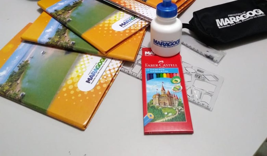 Prefeitura de Maragogi distribui kits escolares para alunos