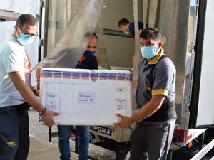 Alagoas recebe 128.700 novas doses de vacina contra Covid-19