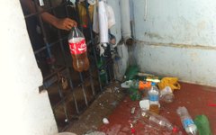 Presos urinam em garrafas pet e acumulam na frente da cela na Central em Arapiraca