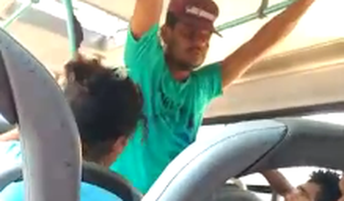 [Vídeo] Motorista de ônibus escolar dá carona a homem que comete assedio contra estudante
