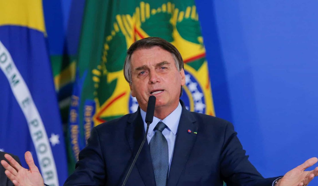 Bolsonaro passa por médicos e Michelle diz que 'está tudo bem'