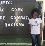 Professora vítima de racismo presta depoimento em delegacia 