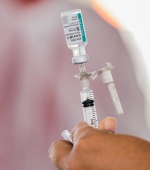 Adolescentes recebem terceira dose de vacina contra Covid-19 em Maceió