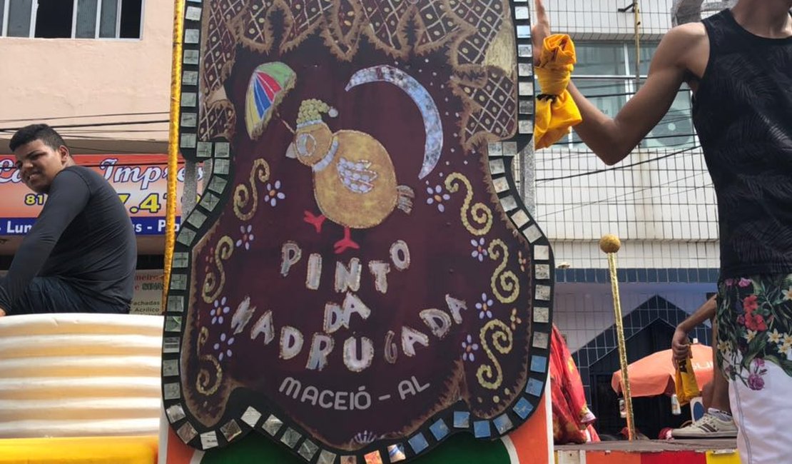 Pinto da Madrugada é homenageado durante desfile do Galo da Madrugada