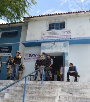 40 detentos são transferidos de Delmiro Gouveia para sistema prisional em Maceió