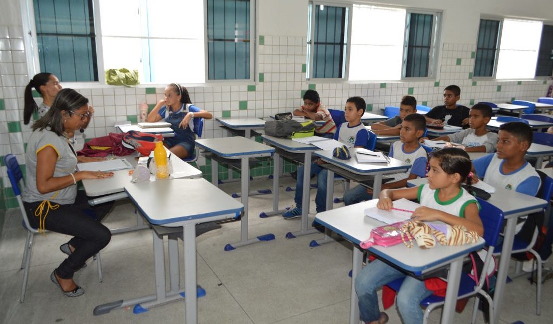 Prefeitura de Maceió nomeia 24 aprovados do concurso da Educação