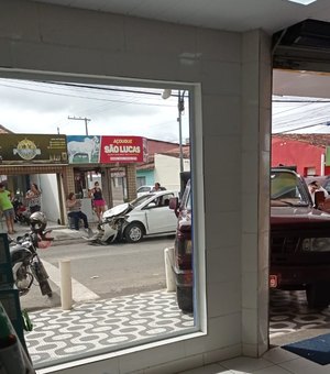 [Vídeo] Após colisão traseira, caminhonete invade calçada de farmácia em Arapiraca