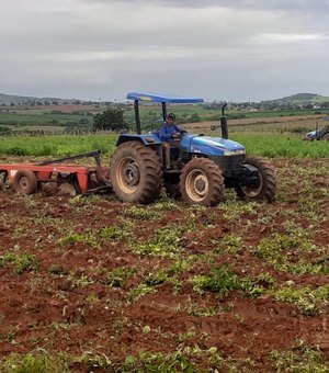 Mais de 1.700 tarefas de terras de agricultores familiares são aradas pela prefeitura de Lagoa da Canoa