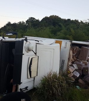 Motorista morre após caminhão tombar em trecho da BR-101, em São Miguel dos Campos