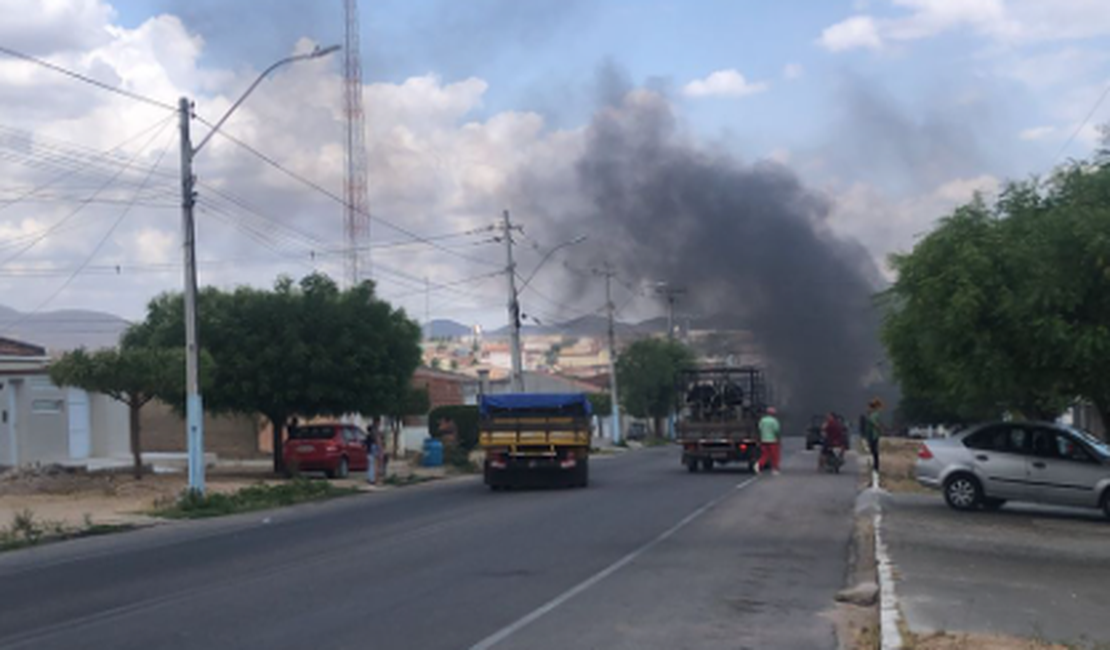 [Vídeo] Moradores de Canapi queimam pneus em rodovia em protesto contra a Casal