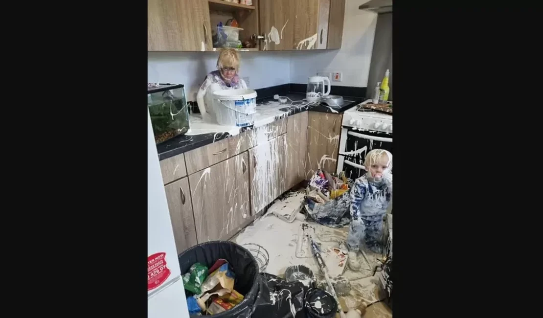 Menina de 4 anos dá banho de tinta no irmão e na cozinha no Reino Unido