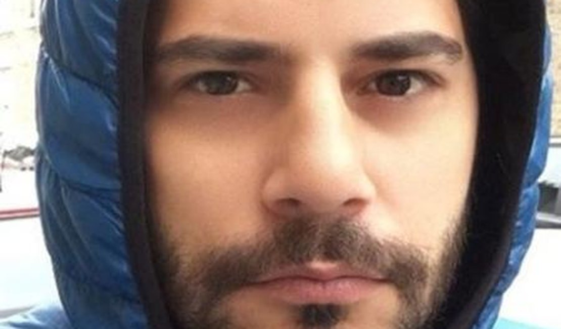 Evaristo Costa 'atiça' seguidores com selfie de roupão