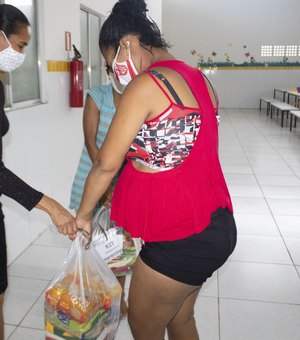 Prefeitura entrega kits de merenda em São Luís do Quitunde