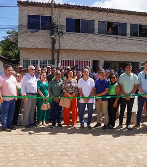 Prefeito reconstrói praça e inaugura rua no Pontal de Japaratinga