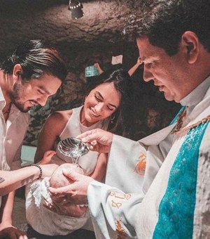 Luan Santana e Jade Magalhães batizam afilhada: 'Prontos pra te guiar'