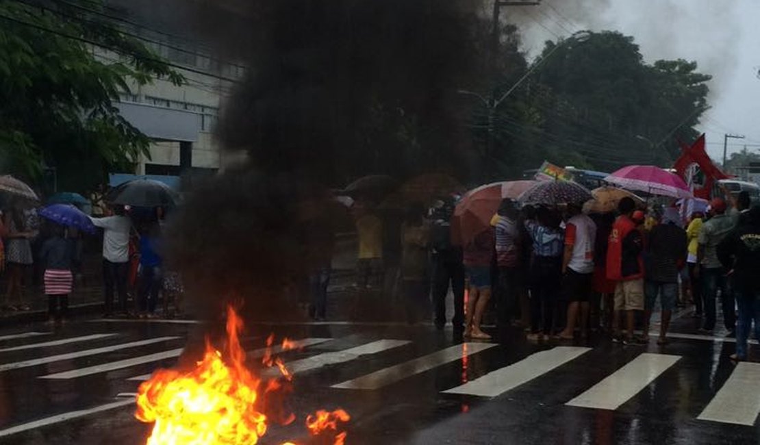 Em meio a chuvas, Maceió amanhece com vias interditadas por movimentos sociais