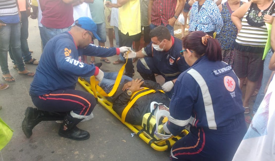 Colisão entre taxi e moto deixa homem ferido no Centro de Arapiraca