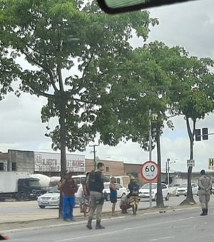 Colisão entre carro de passeio e carreta deixa uma pessoa morta em Maceió