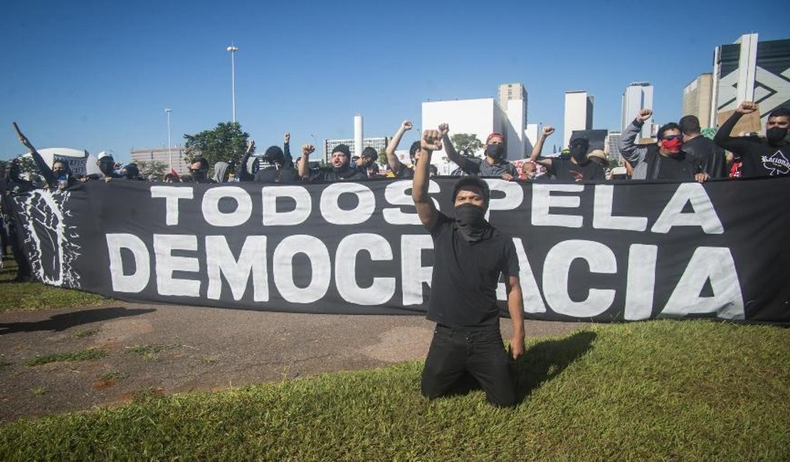 Protestos a favor e contra Bolsonaro acontecem em Brasília
