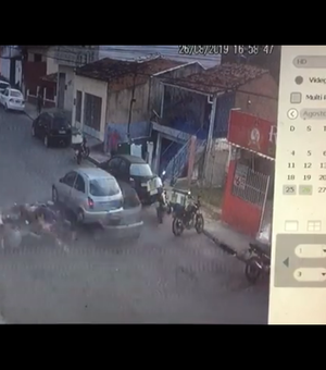 [Vídeo] Acidente entre duas motos é registrado no Jacintinho