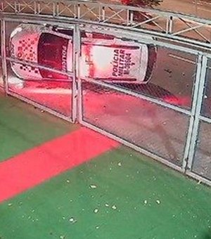 Motorista bêbado bate em viatura, que capota e deixa policiais feridos; assista aos vídeos