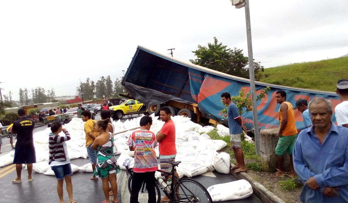 Vídeo: acidente envolvendo carro e caminhão interdita a BR-104, em Murici