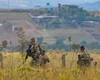 Antes de atirar na polícia, psicopata escondeu reféns sob folhas