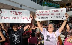  Manifestantes protestaram contra transfobia em shopping de Maceió 