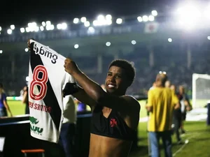 Andrey Santos é registrado no BID e reforça o Vasco contra o Flamengo