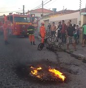 Cinquentinha tem problema elétrico, pega fogo e condutor sai ileso em Arapiraca