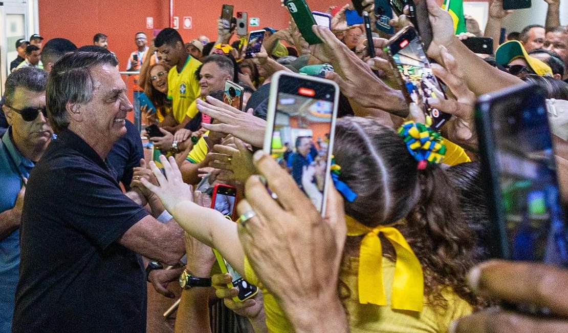 Jair Bolsonaro chega à Maceió em meio à recepção calorosa de apoiadores