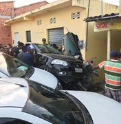 Mulher perde controle de carro e derruba fachada de loja, em Marechal Deodoro