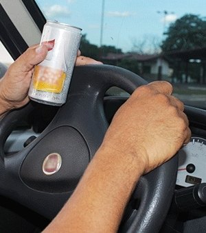 Condutor se envolve em acidente e é preso suspeito de dirigir embriagado em Maceió