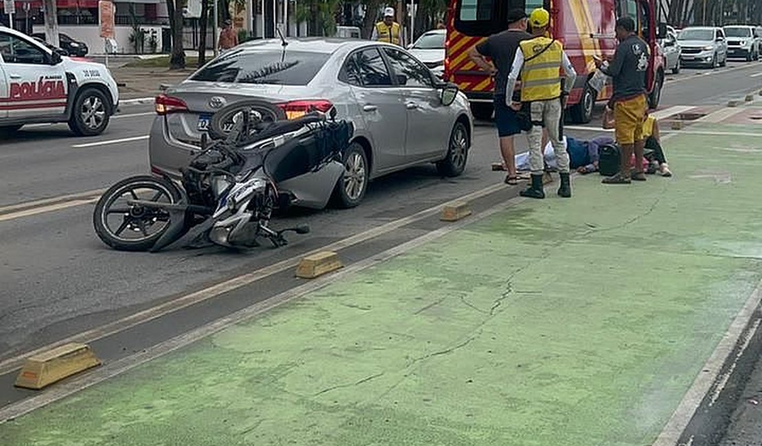 Acidente entre carro e moto deixa pessoa ferida na orla da Ponta Verde