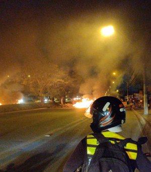 [Vídeo] Moradores fazem protesto e fecham a Durval de Góes Monteiro 