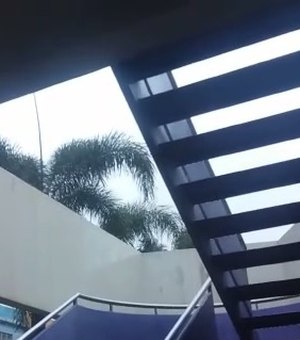 Vídeo flagra homem se masturbando em escadaria do Memorial da Mulher em Arapiraca
