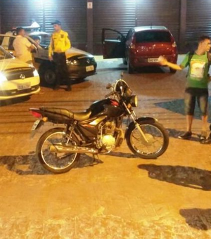 Fiscais da SMTT autuam 22 condutores por trafegar em ciclofaixa no Barro Duro