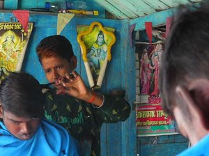 A mulher que se veste como homem para trabalhar em uma barbearia na Índia