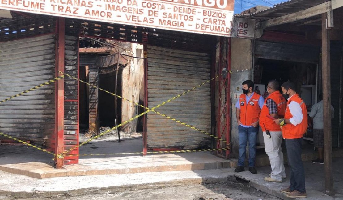 Lojas do Mercado da Produção destruídas em incêndio são vistoriadas pela Defesa Civil