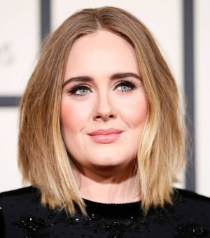 Adele é flagrada aos beijos com outro homem após anúncio de divórcio