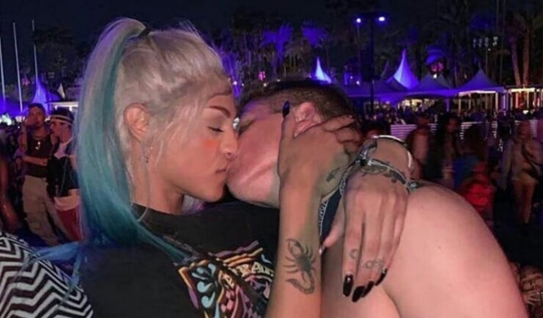 Pabllo Vittar surge beijando gringo em festival nos EUA