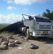  Caminhão capota e carga de cimento é saqueada na BR-101 