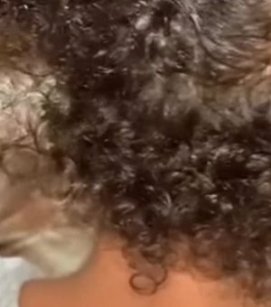 Menina de 8 anos tem cabelo cacheado cortado dentro de ônibus escolar
