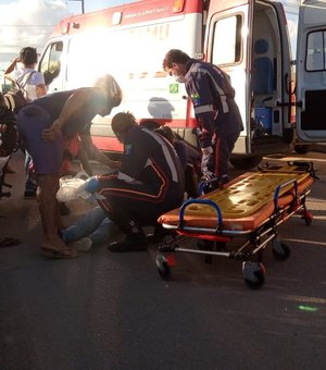 Moto cai em buraco da Casal e duas pessoas ficam feridas em Arapiraca