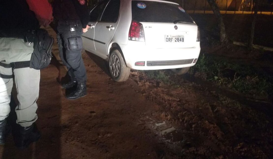 Polícia tenta parar motorista e suspeito foge abandonando veículo