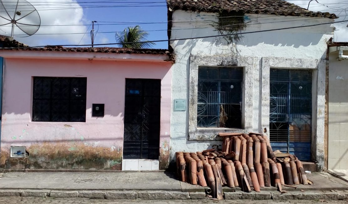 Casa de Aurélio Buarque encontra-se abandonada no Passo de Camaragibe
