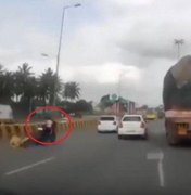 Após acidente, bebê 'pilota' moto em estrada